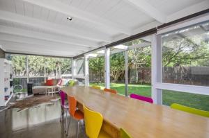 une salle à manger avec une table et des chaises colorées dans l'établissement Bagnalls, à Point Lonsdale