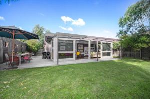 une maison avec une terrasse et une cour dans l'établissement Bagnalls, à Point Lonsdale
