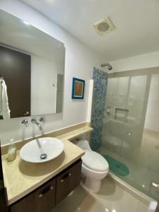 y baño con lavabo, aseo y ducha. en Apartamentos Cartagena Oceano - Eliptic, en Cartagena de Indias