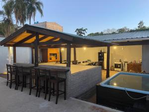 um pátio com um bar e uma piscina em Hotel Yatay em Puerto Iguazú