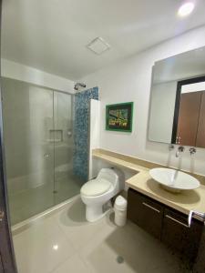 y baño con aseo, lavabo y ducha. en Apartamentos Cartagena Oceano - Eliptic, en Cartagena de Indias