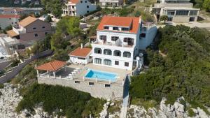 Bazén v ubytování Apartment Zavalatica 183e nebo v jeho okolí