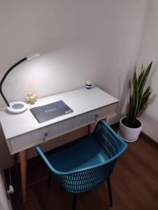 Un escritorio con una silla, una computadora portátil y una lámpara. en Aparment Deluxe San Isidro, en Lima 38 fotos más