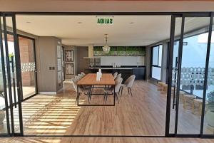 a dining room and kitchen with a table and chairs at Aparment Deluxe San Isidro in Lima