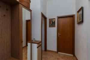 Fotografie z fotogalerie ubytování Apartments with parking spaces Dugi Rat, Omis - 11483 v destinaci Dugi Rat