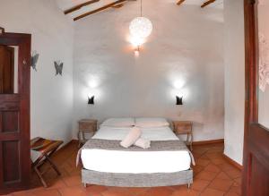 a bedroom with a bed in a room at Hotel Casa El Mandarino in Barichara
