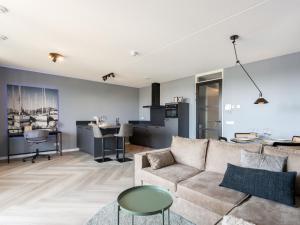 una sala de estar con un sofá y una mesa en Apartment Kamperland near Harbour, en Kamperland