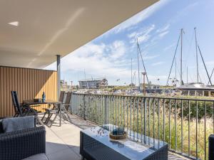 balcón con vistas al puerto deportivo en Apartment Kamperland near Harbour, en Kamperland