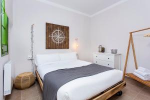 1 dormitorio con 1 cama grande con marco de madera en Stay U-nique Apartments Fira BCN III, en Hospitalet de Llobregat