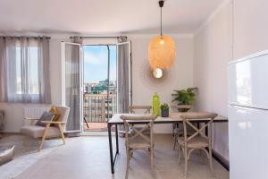 cocina y comedor con mesa y sillas en Stay U-nique Apartments Fira BCN III, en Hospitalet de Llobregat