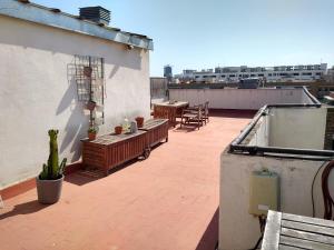 Un balcón con mesas y sillas en un edificio en Stay U-nique Apartments Fira BCN III, en Hospitalet de Llobregat