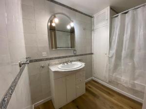 uma casa de banho com um lavatório e um espelho em Exclusivo piso Mendoza centro em Mendoza
