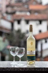 Una botella de vino y dos copas en una mesa. en Balkan dream **** en Belgrado