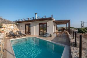 - une piscine en face d'une maison dans l'établissement Sia Elafonisi Pool House, à Elafonisi