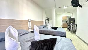 una habitación con dos camas en una habitación en SINU LOFT, en Medellín