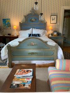 a bedroom with a large bed and a coffee table at Mecklenburgh Inn in Chester