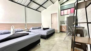 Una habitación de hotel con dos camas y cocina. en SINU LOFT, en Medellín