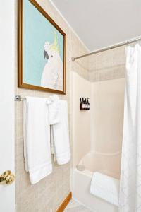 ein Badezimmer mit Toilette und Dusche mit Handtüchern in der Unterkunft Sweet Tea Cottage-Cullman in Hanceville