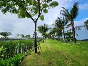 En hage utenfor Villa 81 Sanctuary Hồ Tràm Resort, built on Jun 2023