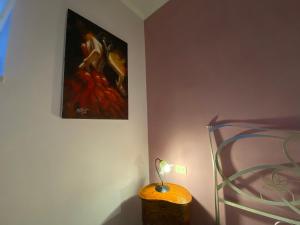 羅馬的住宿－Miriam's Short Rent House，卧室配有壁画和灯