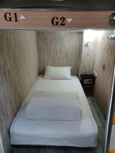 Letto o letti in una camera di Old Door Hostel & Bar