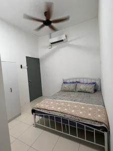 - une chambre avec un lit et un ventilateur de plafond dans l'établissement HomestayHA Taman Lembah Bujang FOR MAHRAM ONLY, à Bedung