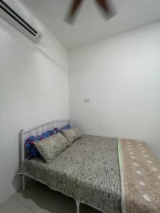 - une chambre blanche avec un lit dans l'établissement HomestayHA Taman Lembah Bujang FOR MAHRAM ONLY, à Bedung