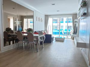 華欣的住宿－我的度假勝地華欣A303旅館，用餐室以及带桌椅的起居室。