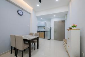 cocina y comedor con mesa y sillas en BB Condo Homestay, en Sandakan