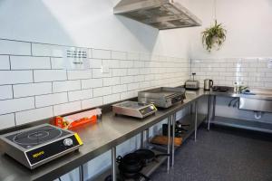 cocina con encimera, fogones y fregadero en Halls Gap Lakeside Tourist Park, en Halls Gap