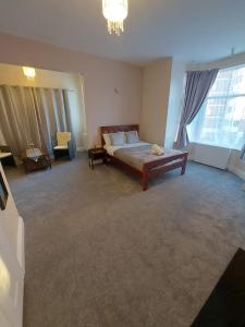 ポーツマスにあるInn By The Sea, Portsmouth - EN SUITE Rooms with or without Sea Viewの大きなベッドルーム(ベッド1台、大きな窓付)