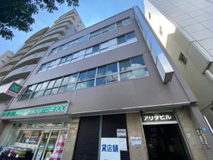 un bâtiment avec un magasin devant lui dans l'établissement Osaka Arita Stay Ⅰ, à Osaka