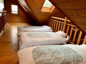 Tempat tidur dalam kamar di 白馬のスキー場まで４分お洒落なログハウス『白馬 MAMMOTH HOUSE』