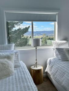 1 dormitorio con 2 camas individuales y ventana en The View @ Ulandi, en Lowther