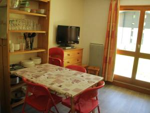 シャテルにあるStudio Châtel, 1 pièce, 4 personnes - FR-1-200-246のダイニングルーム(テーブル、赤い椅子付)