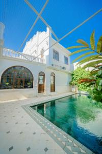 Bazén v ubytování Pitaloka Hotel Sanur By DeWizZ Management nebo v jeho okolí