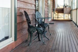 zwei Stühle und ein Tisch auf einer Veranda in der Unterkunft Eleven in Daylesford + 6 Fotos