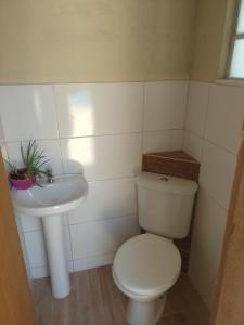 La salle de bains est pourvue de toilettes et d'un lavabo. dans l'établissement Casa vila da fumaça, à Resende
