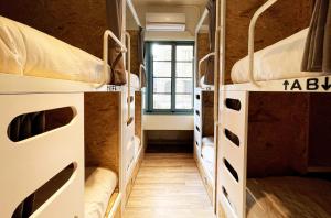 um quarto com quatro beliches em Funtime Hostel em Chiayi