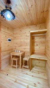 una sauna de madera con 2 bancos y una luz azul en Casa Huilo, en Neltume