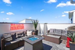 un patio con sofá y mesa en Luxury Downtown Getaway with Breathtaking Views, en Houston