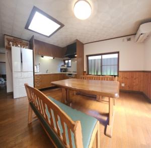kuchnia ze stołem jadalnym i lodówką w obiekcie GUESTHOUSE YANAGIYA w mieście Nakatsugawa