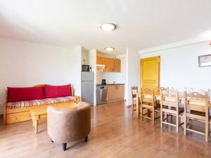 un salon avec un canapé et une table et une cuisine dans l'établissement Appartement à Peyragudes avec 3 chambres pour 8 personnes - FR-1-695-36, à Germ