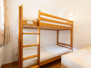 une chambre avec deux lits superposés dans l'établissement Appartement à Peyragudes avec 3 chambres pour 8 personnes - FR-1-695-36, à Germ