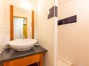 une salle de bain avec un lavabo et un miroir dans l'établissement Appartement à Peyragudes avec 3 chambres pour 8 personnes - FR-1-695-36, à Germ 7 autres photos