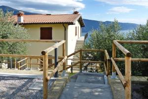 une maison avec un escalier en bois devant une maison dans l'établissement Apartment in Tignale with Lake Garda Views, à Tignale 4 autres photos
