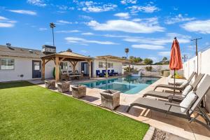 un patio trasero con piscina con sillas y cenador en Relaxing Old Town Scottsdale desert oasis awaits, en Scottsdale