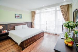 Postel nebo postele na pokoji v ubytování Ha Noi Lake View Hotel & Travel
