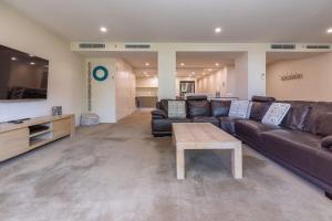 Гостиная зона в Strand Beachside 104