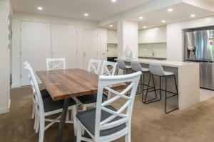 Кухня или мини-кухня в Strand Beachside 104
